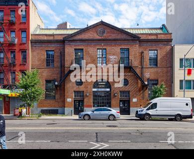 NYC Chinatown: Knickerbocker Station Post Office, ein öffentliches Bauprojekt aus der Zeit der Depression mit geflügeltem Messenger Mercury Medaillon, befindet sich am 128 E Broadway. Stockfoto