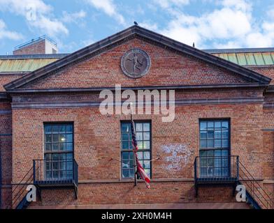 NYC Chinatown: Knickerbocker Station Post Office, ein öffentliches Bauprojekt aus der Zeit der Depression mit geflügeltem Messenger Mercury Medaillon, befindet sich am 128 E Broadway. Stockfoto