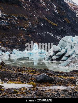 Svinafellsjokull Gletscher in Island mit atemberaubenden Eisformationen und schneebedeckten Bergen Stockfoto