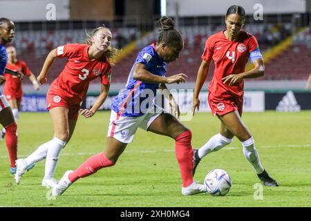 Magnaba Folquet aus Frankreich gegen Mia Pante und Jade Rose aus Kanada während der FIFA U-20-Frauen-Weltmeisterschaft Costa Rica im August Stockfoto