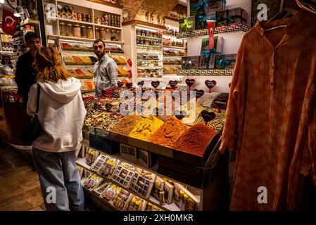 Der Gewürzbasar, einer der größten Basare der Stadt, befindet sich im Eminönü-Viertel des Viertels Fatih, Istanbul, Türkei Stockfoto