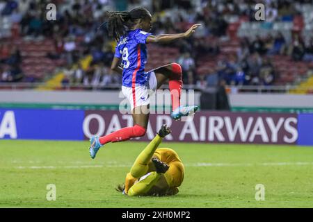 Manssita Traore aus Frankreich und Torhüterin Anna Karpenko aus Kanada beim Spiel Frankreich gegen Kanada am 14. August, Stockfoto