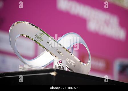 Frontone, Italien. Juli 2024. Die Trophäe während der 5. Etappe der Giro d’Italia Women, von Frontone bis Foligno, Italien Donnerstag, 11. Juli 2024. Sport - Radsport . (Foto: Marco Alpozzi/Lapresse) Credit: LaPresse/Alamy Live News Stockfoto