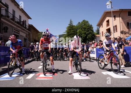 Frontone, Italien. Juli 2024. Beginn der 5. Etappe der Giro d'Italia Women, von Frontone bis Foligno, Italien Donnerstag, 11. Juli 2024. Sport - Radsport . (Foto: Massimo Paolone/LaPresse) Credit: LaPresse/Alamy Live News Stockfoto