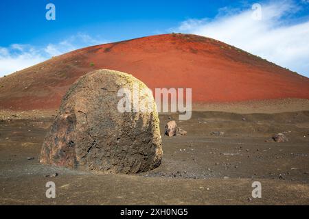 Roter Schlackenkegel von Montana Colorada, Lanzarote, Spanien Stockfoto