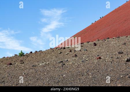 Roter Schlackenkegel von Montana Colorada, Lanzarote, Spanien Stockfoto