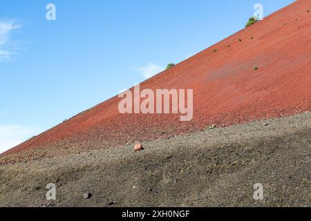 Roter Schlackenkegel von Montana Colorada, Lanzarote, Spanien Stockfoto