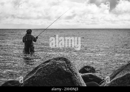 Angler im Wasser der Ostsee Stockfoto