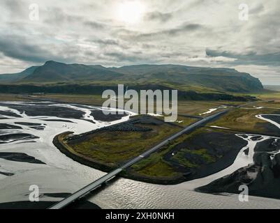 Luftaufnahme des Seljalandsfoss Wasserfalls und der umliegenden Landschaft in Island Stockfoto