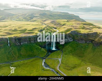 Luftaufnahme des Seljalandsfoss Wasserfalls in Island, umgeben von üppigen grünen Landschaften Stockfoto