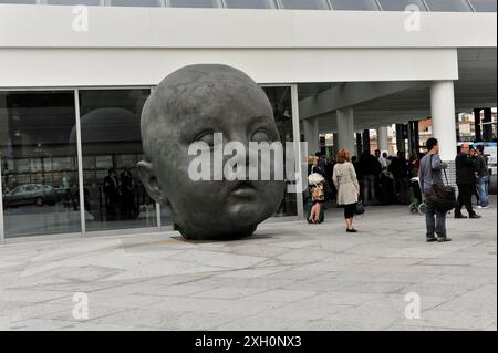 Dia y Noche, Tag und Nacht, Skulpturen von Antonio Lopez, in der Nähe des Bahnhofs Atocha, Madrid, Spanien, Europa, große Bronzeskulptur eines Babykopfes Stockfoto