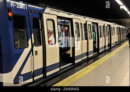 Bahnhof Atocha, Madrid, Spanien, Europa, moderne U-Bahn an einem Bahnsteig, Türen sind offen, einige Passagiere sind zu sehen Stockfoto