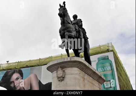 Reiterstatue von König Karl III., Denkmal an der Puerta del Sol in Madrid, Spanien, Europa, Bronzestatue eines Reiters auf einem Pferd mit Werbung Stockfoto