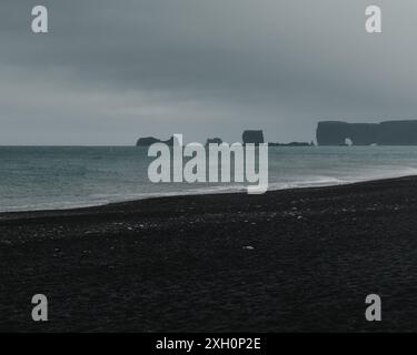 Unheimliche Meereslandschaft am Strand von Reynisfjara an der Südküste Islands Stockfoto