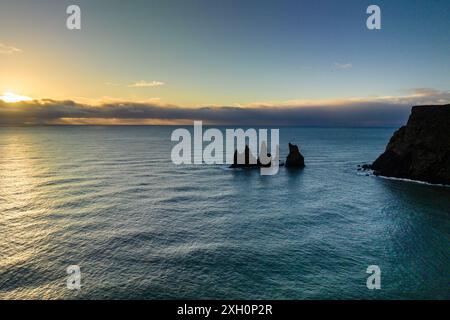 Blick aus der Vogelperspektive auf das Meer von Reynisdrangar entlang der Südküste Islands mit dramatischen Klippen und Meereswellen. Stockfoto