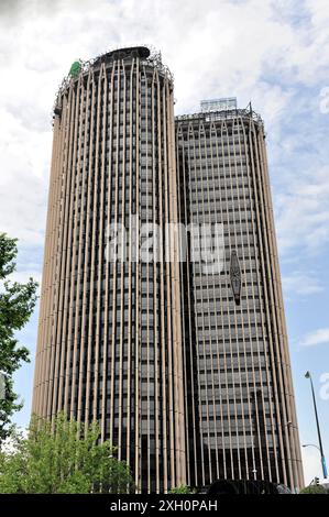 KPMG-Gebäude, Madrid, Spanien, Europa, zwei hoch, moderne Gebäude mit Glasfassaden vor teilweise bewölktem Himmel Stockfoto