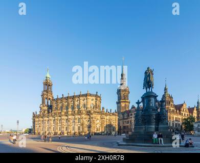 Platz Theaterplatz, König-Johannes-Denkmal, Kirche Hofkirche, Turm Hausmannsturm von Schloss Dresden Sachsen, Sachsen Deutschland Stockfoto