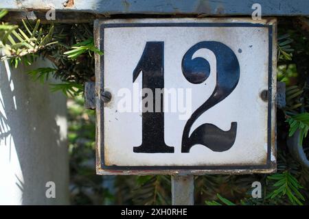 Jahrgang, Hausnummernschild, Nummer 12, Ziffer, Jubiläum, Geburtstag, Nordrhein-Westfalen, Deutschland Stockfoto