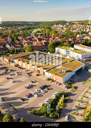 Städtische Luftaufnahme eines großen Gebäudes mit Solarzellen auf dem Dach und einem angrenzenden Parkplatz, weil der Stadt, Deutschland Stockfoto