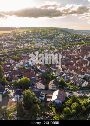 Eine ruhige Wohngegend mit vielen Häusern und grüner Natur, aus der Luft genommen, weil der Stadt, Deutschland Stockfoto