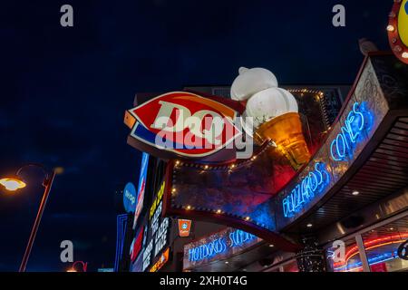 Niagara Falls, ON, Kanada - 8. Dezember 2023: Ein Dairy Queen-Laden bei Nacht in Clifton Hill. Niagarafälle, ON, Kanada. Stockfoto