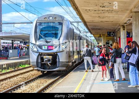 SNCF Bombardier Doppeldeck-Hochgeschwindigkeits-TGV in Ruhestellung für Passagiere am Bahnhof Saint-Pierre-des-Corps, Tours, Indre-et-Loire (37), Frankreich. Stockfoto