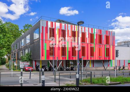 Moderne „Zero Energy“-Schule mit dem Namen „Salle POLYVALENCE Résistance“ in Montreuil 93100, seine-St-Denis, Frankreich. Stockfoto