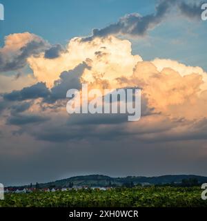 Dramatische Wolke in Orange Tönen im Burgenland Stockfoto