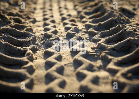 Reifenspur am Strand der polnischen Ostseeküste Stockfoto