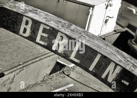 Markiert den Heimathafen eines Schiffes mit der Aufschrift Berlin. Der stillgelegte Lastkahn liegt auf der Berliner Fischerinsel Stockfoto