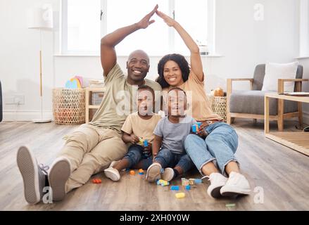 Schwarze Familie, Hände und zusammen für Deckung zu Hause mit Versicherung, Sicherheit und Schutz im Wohnzimmer. Glückliches Paar, Kinder und Porträt zur Unterstützung Stockfoto
