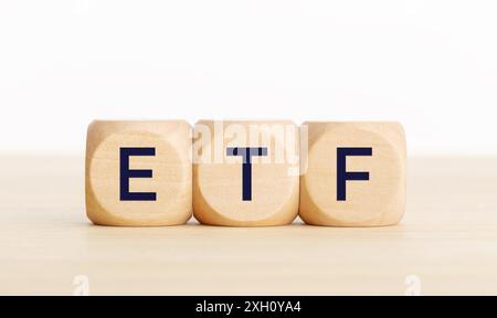 ETF-Wort auf Holzblöcken. Exchange Traded Fund-Kopierbereich Stockfoto