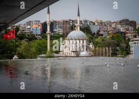 Blick auf die Nusretiye Moschee vom Dach des Istanbul Modern mit Flachwasserpool, Istanbul, Türkei Stockfoto