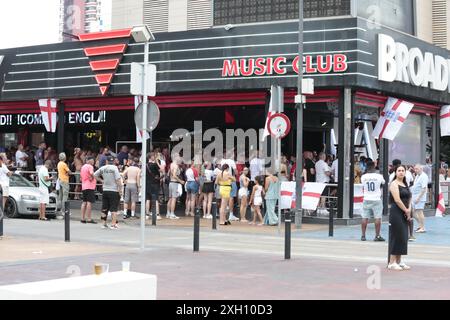 Benidorm, Spanien 06-07-2024 britische Fans sehen sich das Spiel des Euro-Cups an Sportstätten in Benidorm an Stockfoto