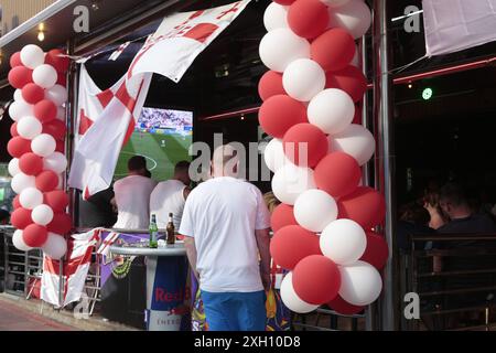 Benidorm, Spanien 06-07-2024 englische Fans versammelten sich in einer dekorierten Bar in Benidorm, um ein Fußball-Europapokal mit Fahnen und Ballons zu beobachten Stockfoto