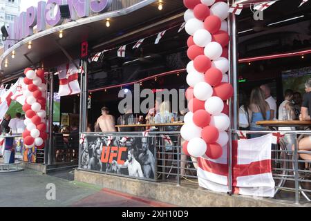 Benidorm, Spanien 06-07-2024 englische Fans versammelten sich in einer dekorierten Bar in Benidorm, um ein Fußball-Europapokal mit Fahnen und Ballons zu beobachten Stockfoto