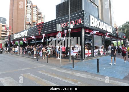 Benidorm, Spanien 06-07-2024 Eine lebhafte Bar in Benidorm mit englischen Fußballfans, die ein Spiel der Europapokale beobachten, geschmückt mit Fahnen und festlicher Dekoration Stockfoto