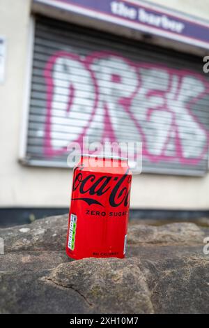 Null Zucker Coca Cola kann an einer Wand mit Graffiti im Hintergrund Stockfoto