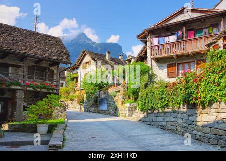 Typischer Haeuser in Sonogno im Verzascatal, Tessin in der Schweiz, typische Häuser in Sonogno im Verzasca-Tal, Tessin in der Schweiz Stockfoto