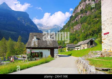 Typischer Haeuser in Sonogno im Verzascatal, Tessin in der Schweiz, typische Häuser in Sonogno im Verzasca-Tal, Tessin in der Schweiz Stockfoto