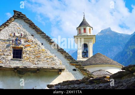 Typischer Haeuser und Kirche in Sonogno im Verzascatal, Tessin in der Schweiz, typische Häuser und Kirchen in Sonogno im Verzasca-Tal, Tessin in der Schweiz Stockfoto