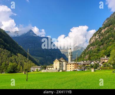 Das Dorf Sonogno im Verzascatal, Tessin in der Schweiz, das Dorf Sonogno im Verzascatal, Tessin in der Schweiz Stockfoto