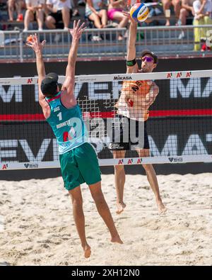 Wien, Österreich. Juli 2024. WIEN, ÖSTERREICH - 11. Juli: Paul Burnett aus Australien versucht, den Ball gegen Clemens Wickler aus Deutschland am 3. Tag des A1 BEACH pro Vienna 2024 im Heumarkt am 11. Juli 2024 in Wien zu blockieren.240711 SEPA 25 016 - 20240711 PD2404 Credit: APA-PictureDesk/Alamy Live News Stockfoto