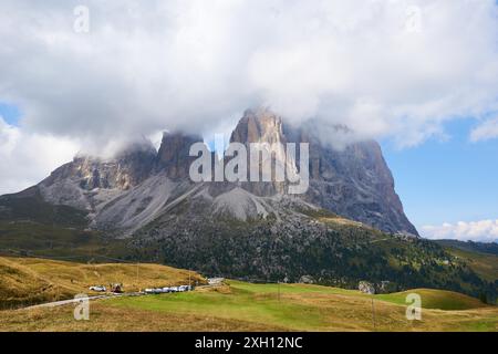 Blick auf die Langkofergruppe in den Dolomiten. Die Langkofelgruppe (Gruppo del Sassolungo) ist ein Massiv in den (westlichen) Dolomiten Stockfoto