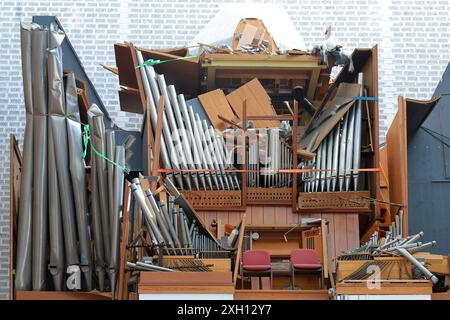 Der Innenraum mit der zerstoerten Orgel in der Elisabethkirche in Kassel Foto vom 11.07.2023. Die Ursachen für den Einsturz des Daches der katholischen Kasseler Elisabethkirche am 6. November 2023 hat nach Auskunft von Fachleuten mehrere Ursachen. Lacht einem Gutachten, das am Donnerstag in Kassel von der HAZ Beratende Ingenieure für das Bauwesen GmbH vorgestellt wurde, sind Verbindungen im Firstbereich des rund 15 Meter breiten Holzdaches mangelhaft ausgefuehrt worden. Hinzu seien Witterungs- und konstruktionsbedingte Spannungen in der Dachkonstruktion gekommen. Auch habe ein nachtraeglicher Stockfoto