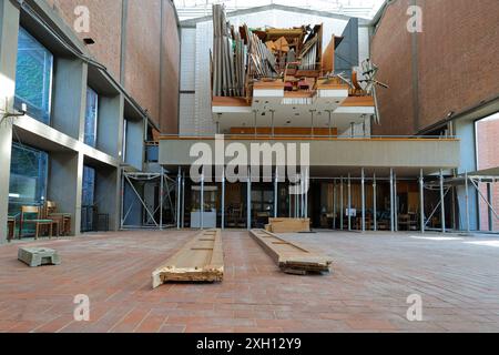 Der Innenraum mit der zerstoerten Orgel und Teile eines Dachbalken auf dem Boden der Elisabethkirche in Kassel Foto vom 11.07.2023. Die Ursachen für den Einsturz des Daches der katholischen Kasseler Elisabethkirche am 6. November 2023 hat nach Auskunft von Fachleuten mehrere Ursachen. Lacht einem Gutachten, das am Donnerstag in Kassel von der HAZ Beratende Ingenieure für das Bauwesen GmbH vorgestellt wurde, sind Verbindungen im Firstbereich des rund 15 Meter breiten Holzdaches mangelhaft ausgefuehrt worden. Hinzu seien Witterungs- und konstruktionsbedingte Spannungen in der Dachkonstruktion g Stockfoto