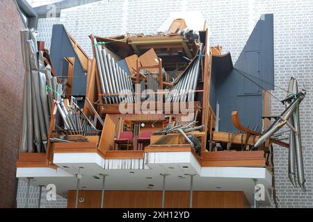 Der Innenraum mit der zerstoerten Orgel in der Elisabethkirche in Kassel Foto vom 11.07.2023. Die Ursachen für den Einsturz des Daches der katholischen Kasseler Elisabethkirche am 6. November 2023 hat nach Auskunft von Fachleuten mehrere Ursachen. Lacht einem Gutachten, das am Donnerstag in Kassel von der HAZ Beratende Ingenieure für das Bauwesen GmbH vorgestellt wurde, sind Verbindungen im Firstbereich des rund 15 Meter breiten Holzdaches mangelhaft ausgefuehrt worden. Hinzu seien Witterungs- und konstruktionsbedingte Spannungen in der Dachkonstruktion gekommen. Auch habe ein nachtraeglicher Stockfoto