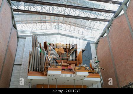 Der Innenraum mit der zerstoerten Orgel in der Elisabethkirche in Kassel Foto vom 11.07.2023. Die Ursachen für den Einsturz des Daches der katholischen Kasseler Elisabethkirche am 6. November 2023 hat nach Auskunft von Fachleuten mehrere Ursachen. Lacht einem Gutachten, das am Donnerstag in Kassel von der HAZ Beratende Ingenieure für das Bauwesen GmbH vorgestellt wurde, sind Verbindungen im Firstbereich des rund 15 Meter breiten Holzdaches mangelhaft ausgefuehrt worden. Hinzu seien Witterungs- und konstruktionsbedingte Spannungen in der Dachkonstruktion gekommen. Auch habe ein nachtraeglicher Stockfoto