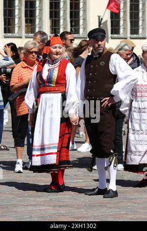 Tänzer in traditionellen Kostümen feiern am 21. Juni 2024 den Mittsommertag auf dem Stadtplatz von Tallinn in Estland Stockfoto