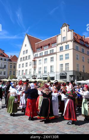 Tänzer in traditionellen Kostümen feiern am 21. Juni 2024 den Mittsommertag auf dem Stadtplatz von Tallinn in Estland Stockfoto